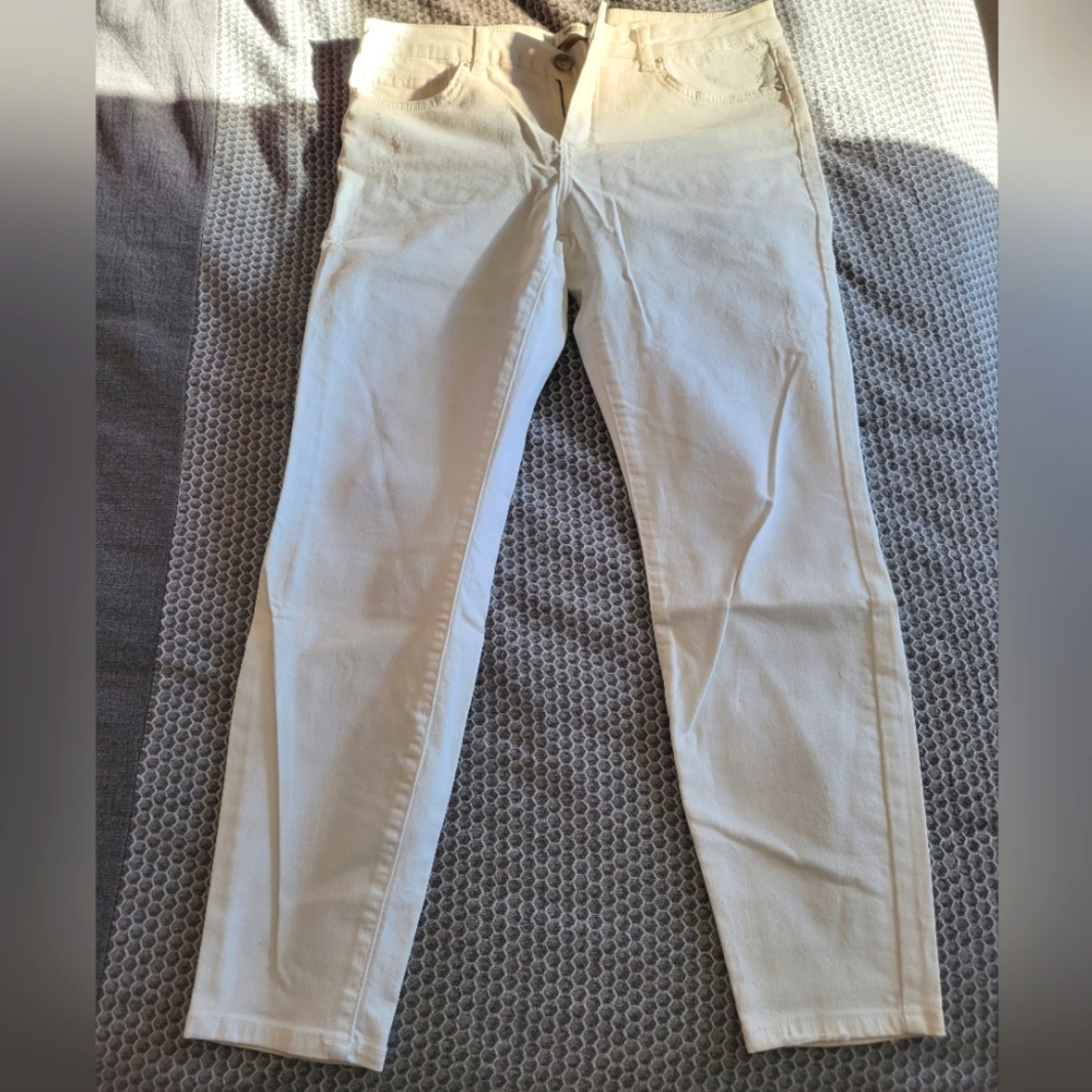 Forever 21 NWT White jeans distressed regular cut size 30